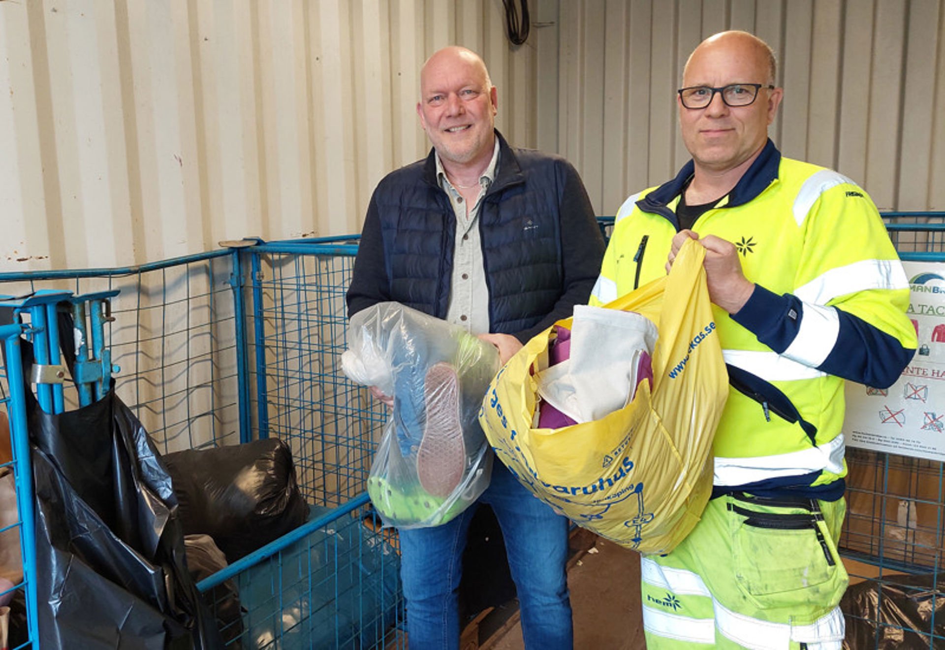 Textilinsamling på Flygstadens ÅVC, Peter och Mattias